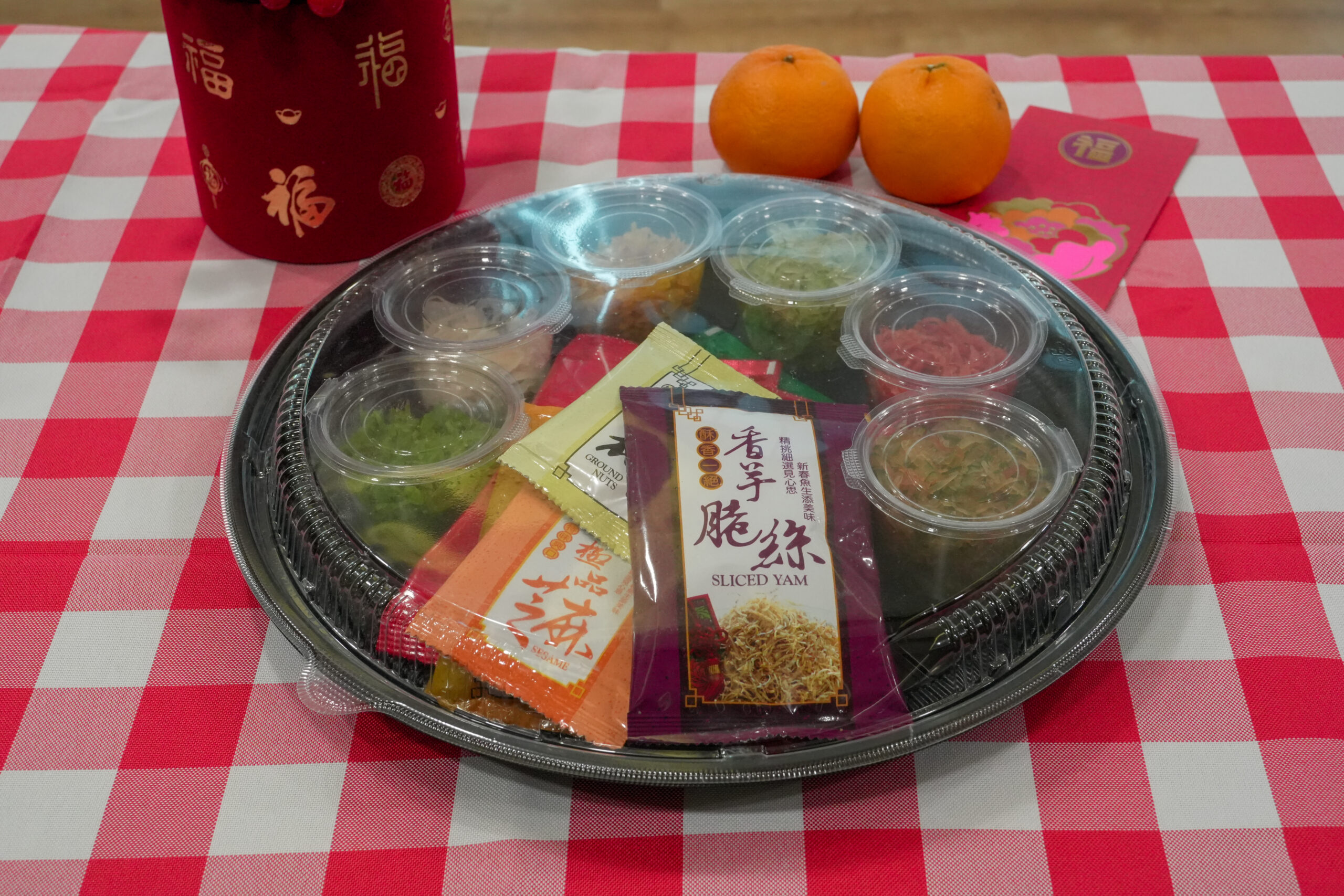 Yee Sang presentation using BX-RP round platter with clear anti-fog lid and matching sauce cups for festive takeaway