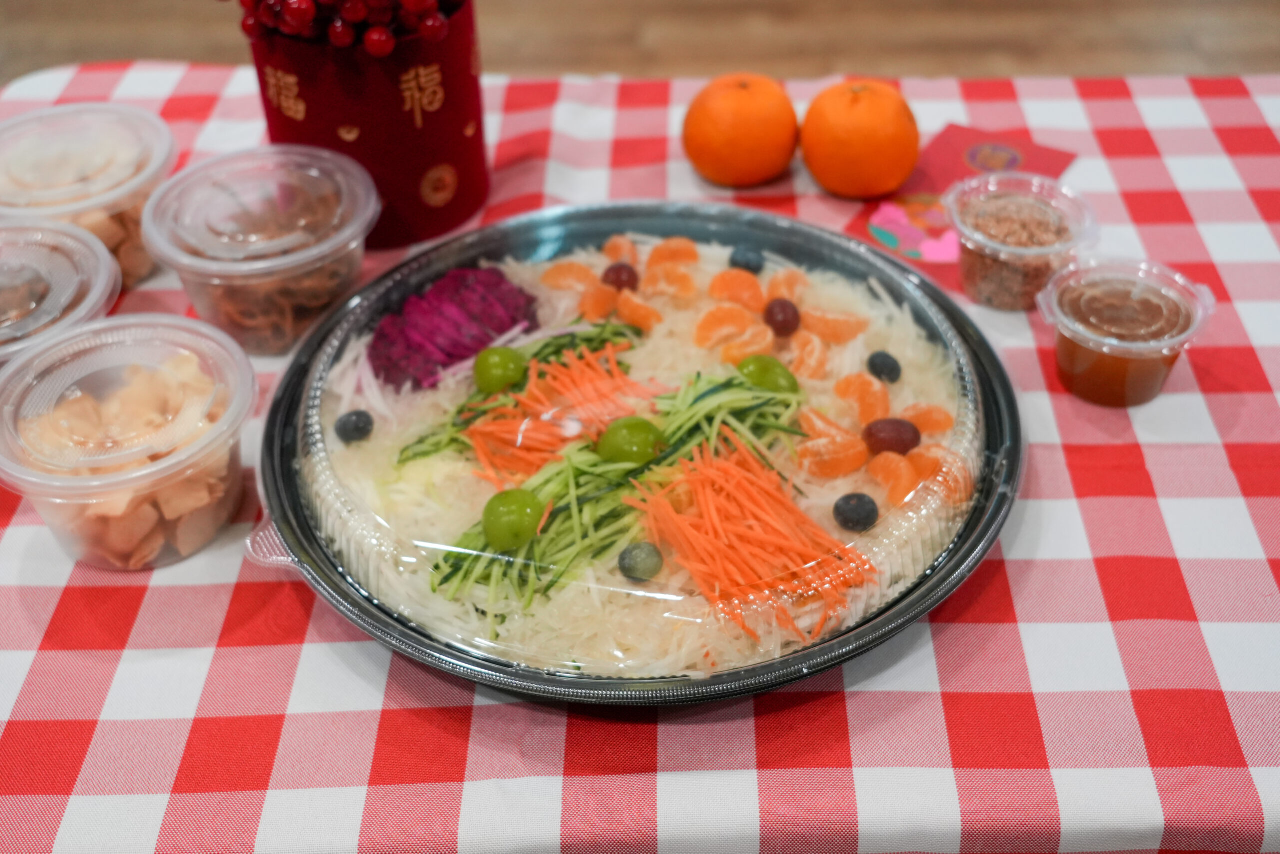 Yee Sang presentation using BX-RP round platter with clear anti-fog lid and matching sauce cups for festive takeaway
