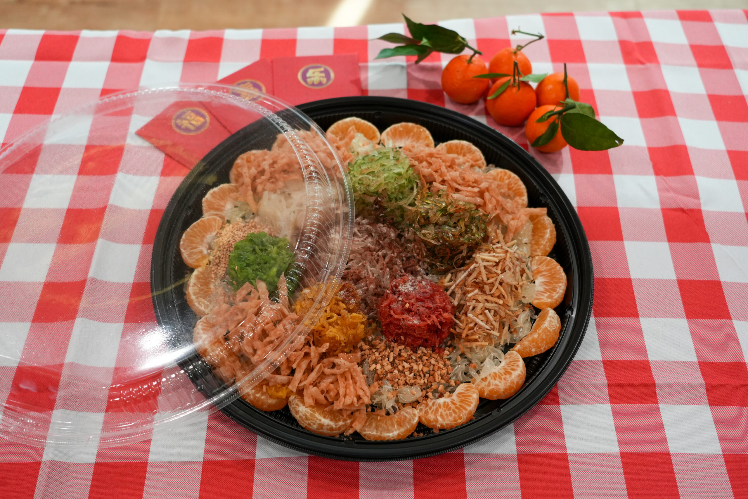 Yee Sang presentation using BX-RP round platter with clear anti-fog lid and matching sauce cups for festive takeaway
