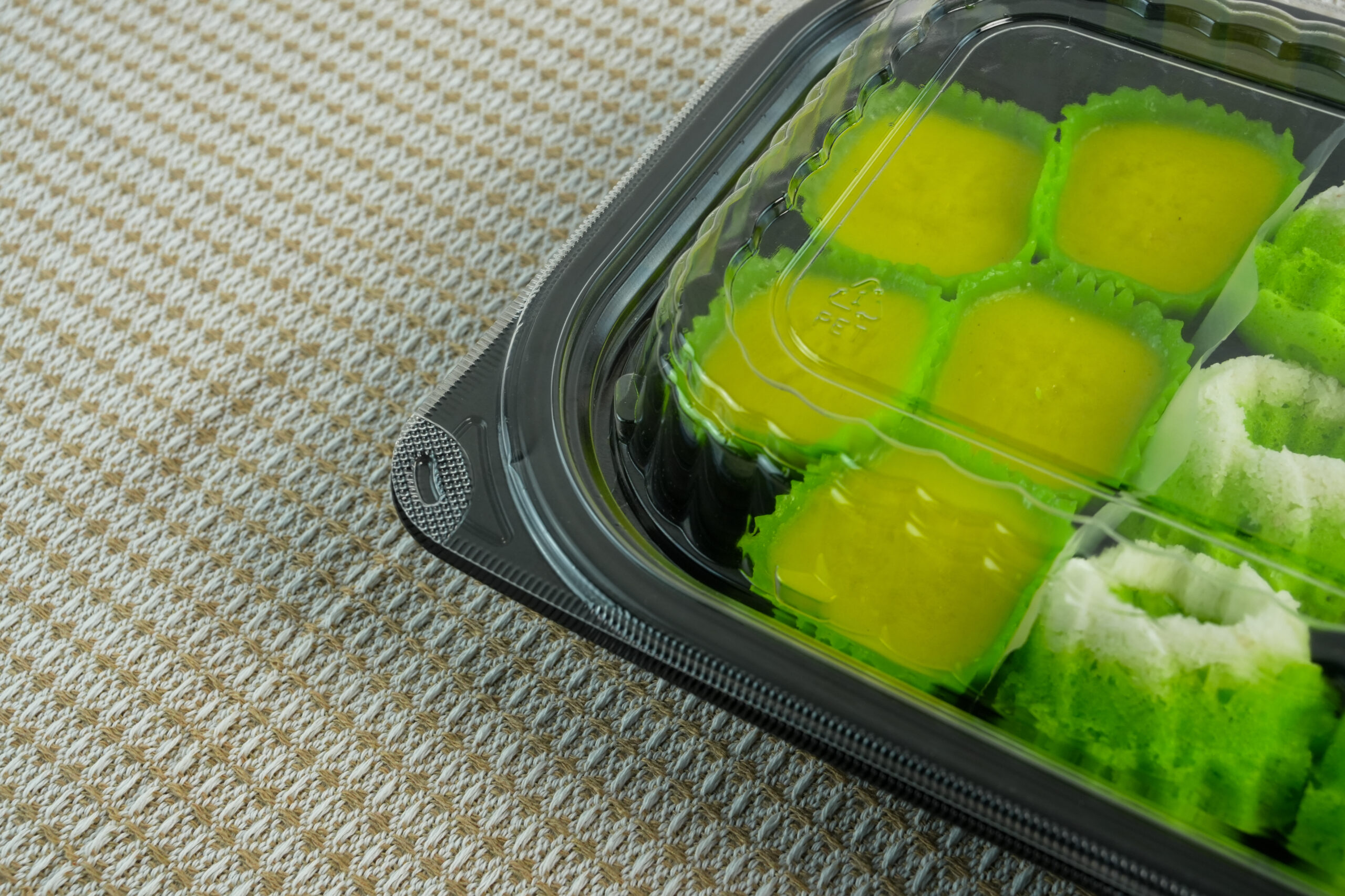 BX-CT-11 small catering platter with crystal-clear anti-fog lid