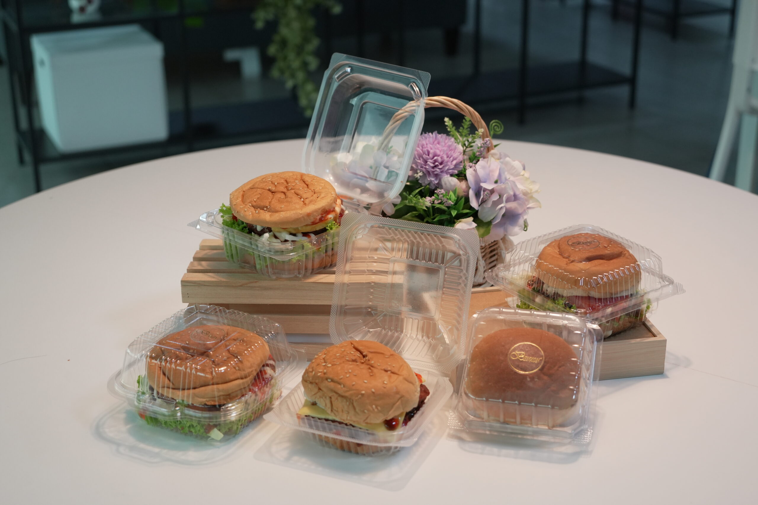 Lockable burger container with clear lid for food presentation