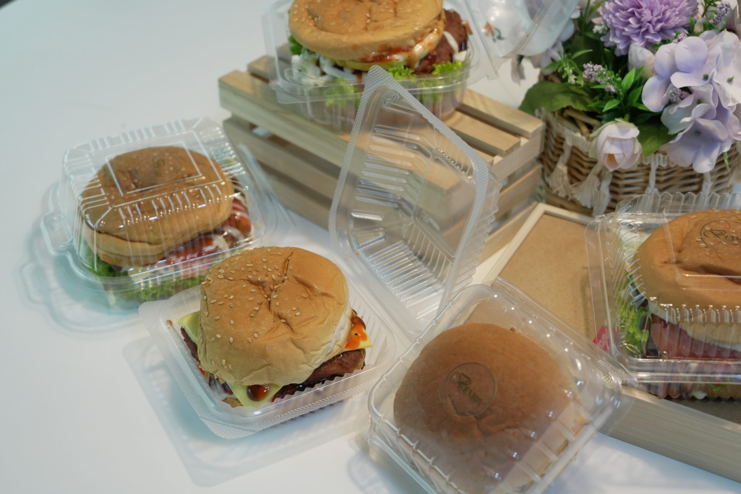 Lockable burger container with clear lid for food presentation